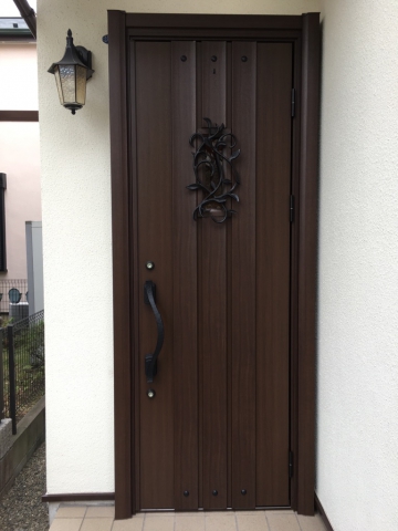 【元住吉店】アイアンの飾りと把手が素敵な玄関ドアに交換